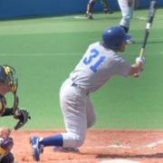 4回ライト前タイムリーヒットを放つ木曽選手