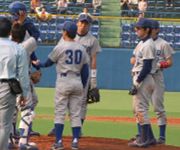 ピンチにマウンドに集まる東大ナインと三角監督